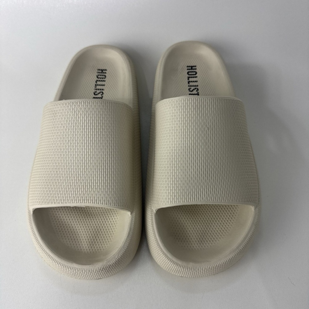 Hollister • Slides - Sandals Men’s Small Beige Foam Comfort Slip-On